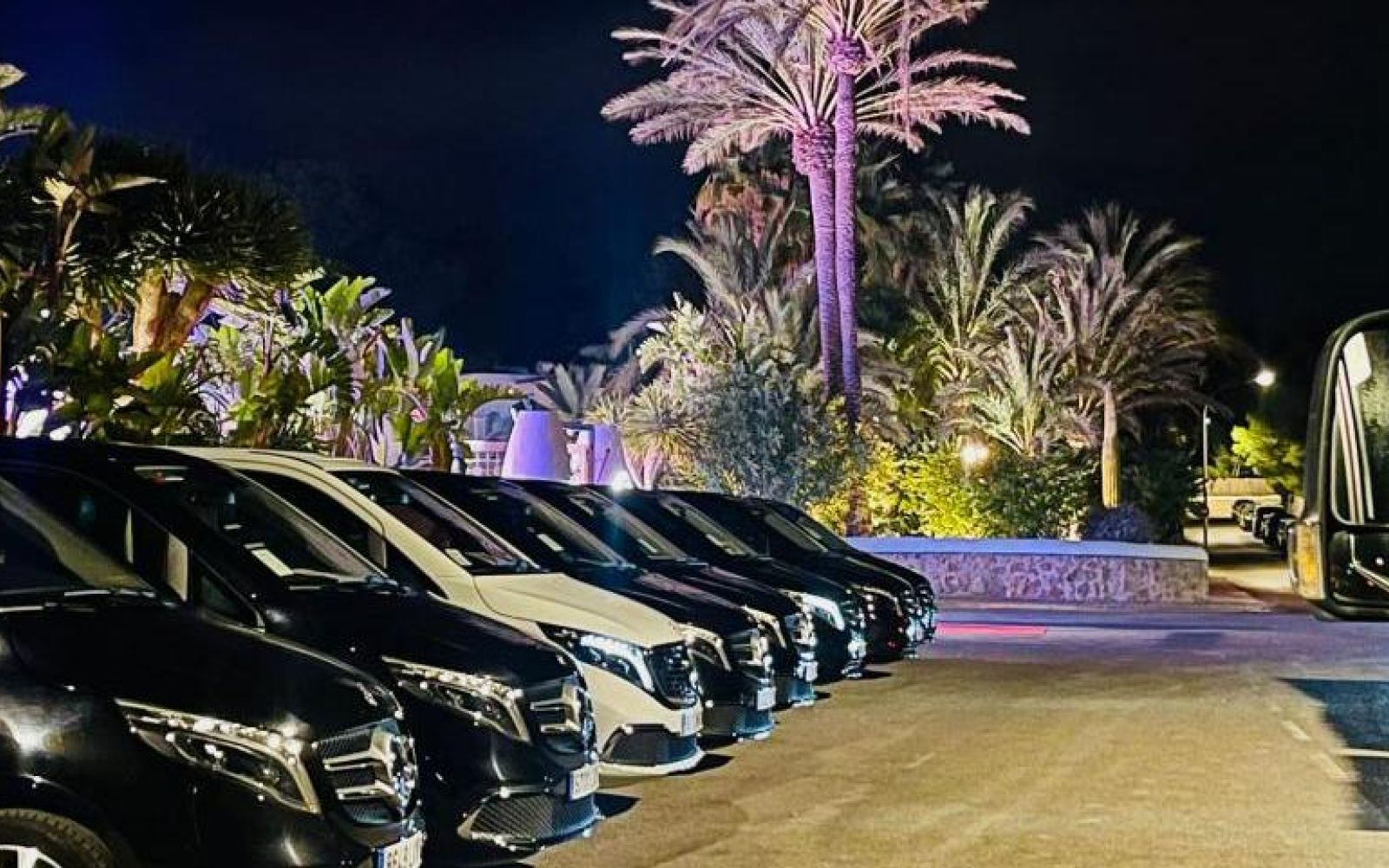 Eficiencia y comodidad para tus empleados: Traslados privados para cenas, eventos y actividades de team-building en Ibiza