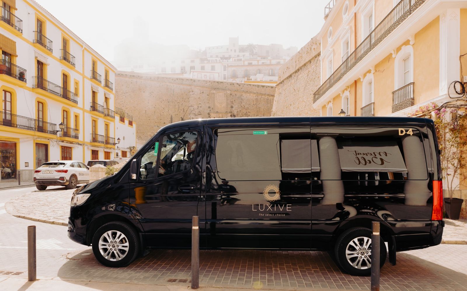 Ibiza contada por locales: Conoce la isla auténtica y tradicional con un transporte privado.