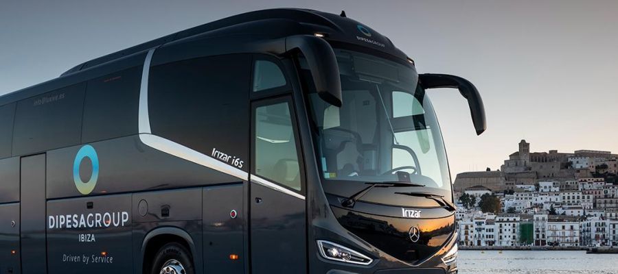 Guía para seleccionar el mejor servicio de transporte privado para viajes en grupo en Ibiza.