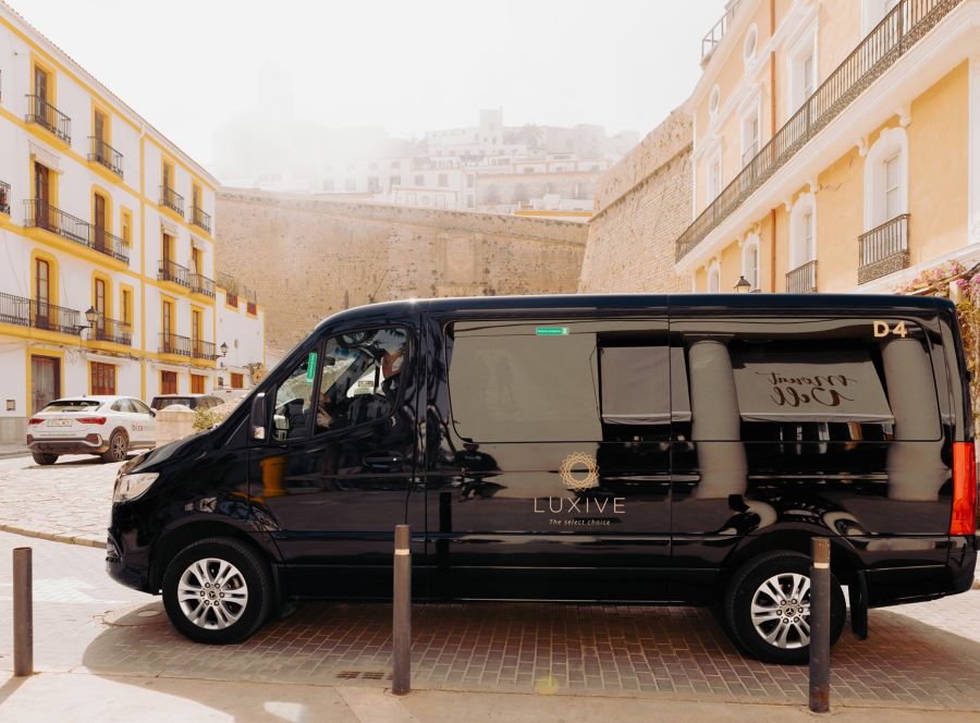 Ibiza contada por locales: Conoce la isla auténtica y tradicional con un transporte privado.