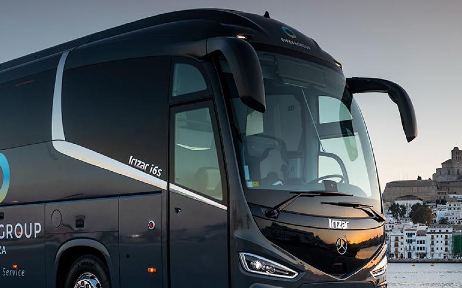 Guía para seleccionar el mejor servicio de transporte privado para viajes en grupo en Ibiza.