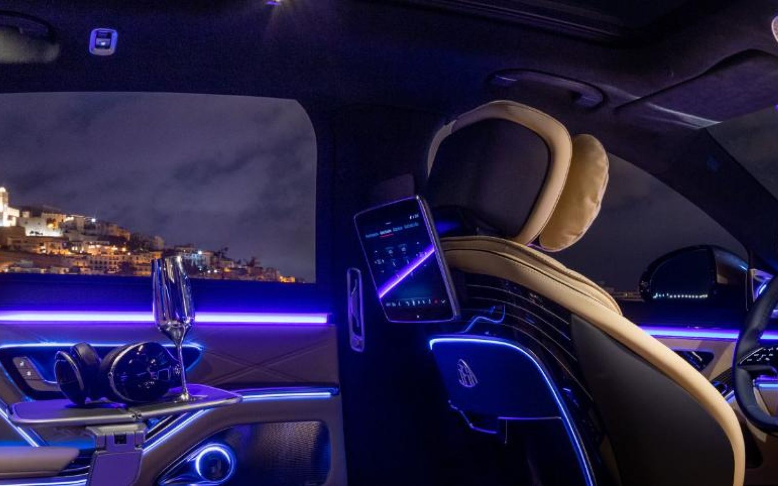 Disfruta una experiencia VIP de Ibiza: Traslados Privados a bordo de un Mercedes Maybach S680.