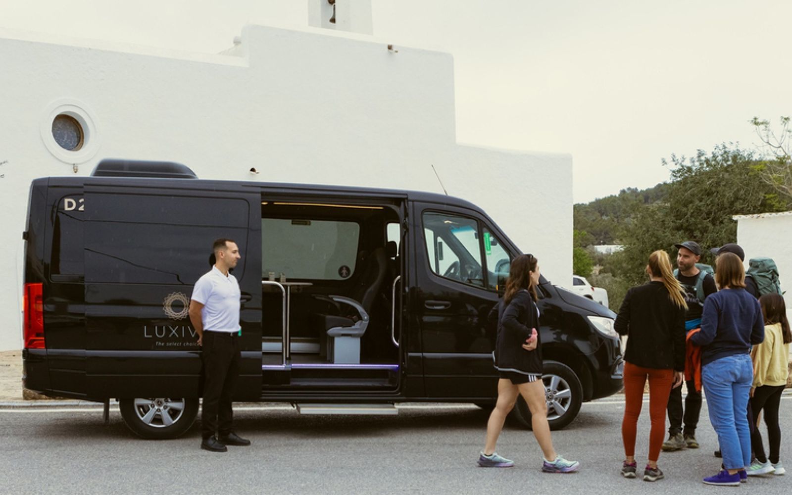Ibiza contada por locales: Ruta de negocios locales que puedes conocer en transporte privado.