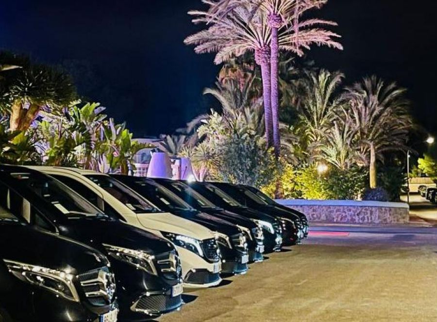Eficiencia y comodidad para tus empleados: Traslados privados para cenas, eventos y actividades de team-building en Ibiza
